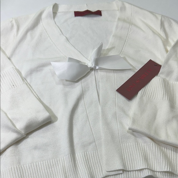 Elegant Women's V-Neck Sweater in Cream - Picture 13 of 16